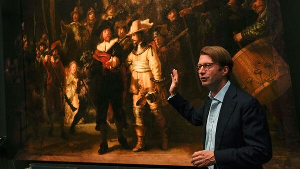 Директор музея Тако Диббитс объясняет, как самая большая картина Рембрандта Ночной дозор стала больше с помощью искусственного интеллекта (23 июня 2021). Амстердам - Sputnik Армения