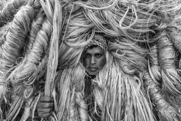 Снимок The man of golden fibers бангладешского фотографа Azim Khan Ronnie, занявший 3-е место в категории Environmental Portrait в конкурсе 2021 The International Portrait Photographer of the Year  - Sputnik Армения