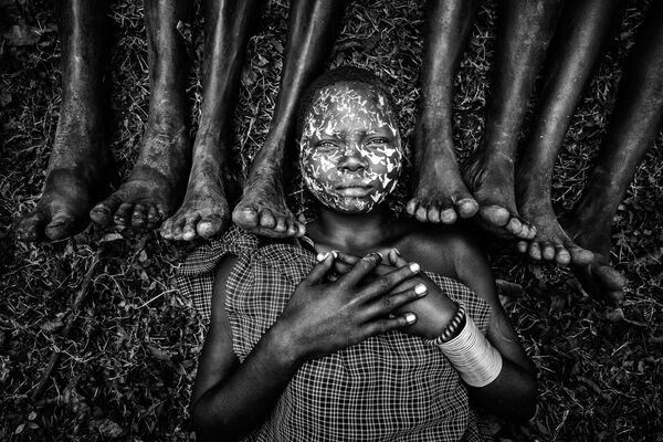 Снимок Maiden of the Suri tribe фотографа из Мьянмы Zay Yar Lin, занявший 1-е место в категории The Family Sitting в конкурсе 2021 The International Portrait Photographer of the Year  - Sputnik Армения