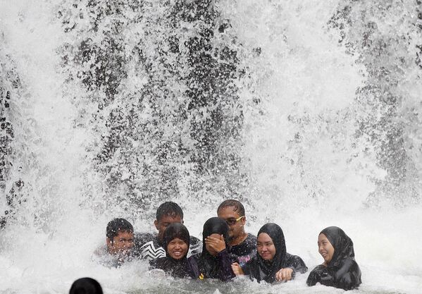 Малазийцы под водопадом Серенда, недалеко от Куала-Лумпура - Sputnik Армения