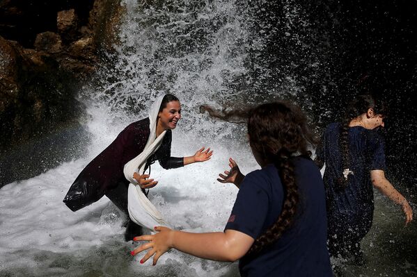 Иранские девушки в реке, протекающей в каньоне Танге-Ваши - Sputnik Армения