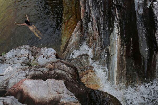 Девушка плавает под водопадом Абисс в национальном парке Шапада-дус-Веадейрос в Бразилии - Sputnik Армения