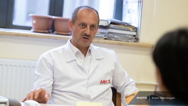 Заведующий отделением сердечно-сосудистой хирургии медцентра Астхик, кардиохирург Мгер Сусани - Sputnik Армения