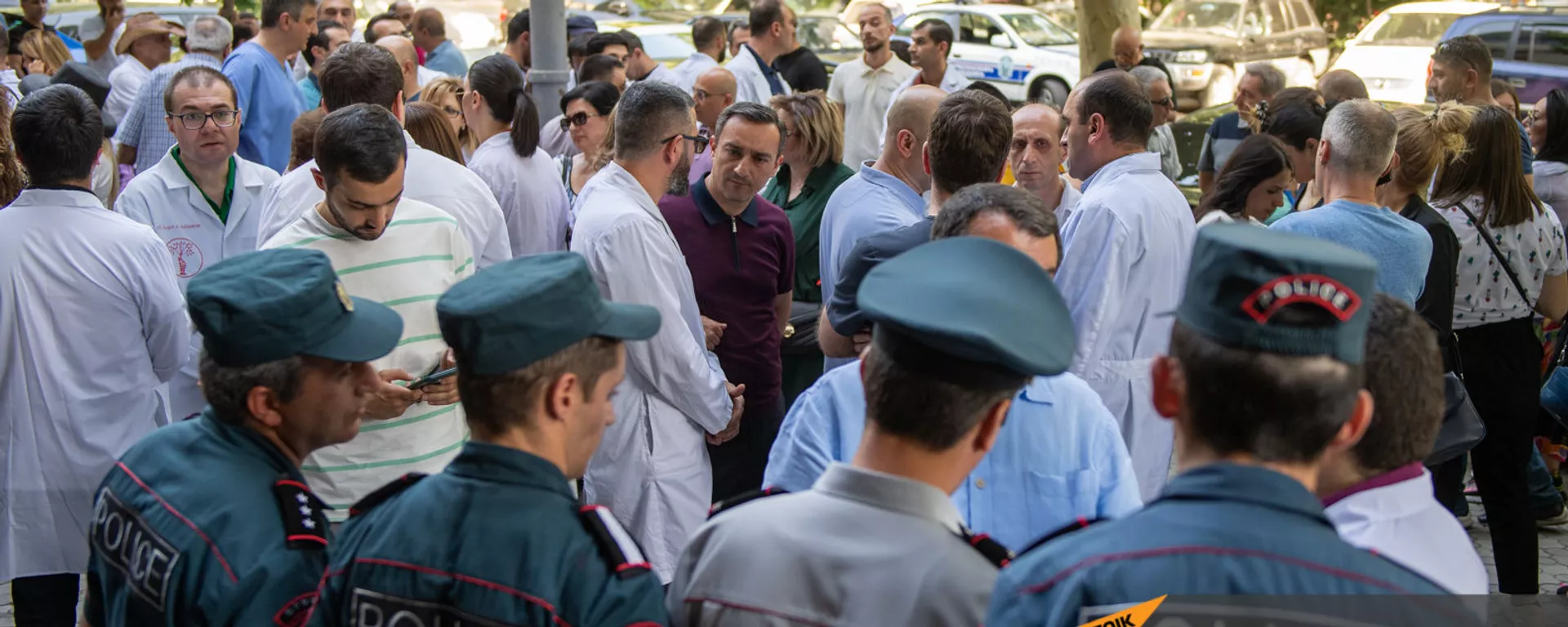 Акция протеста врачей в поддержку директора медцентра Измирлян Армена Чарчяна перед зданием генпрокуратуры Армении (25 июня 2021). Еревaн - Sputnik Армения, 1920, 29.06.2021