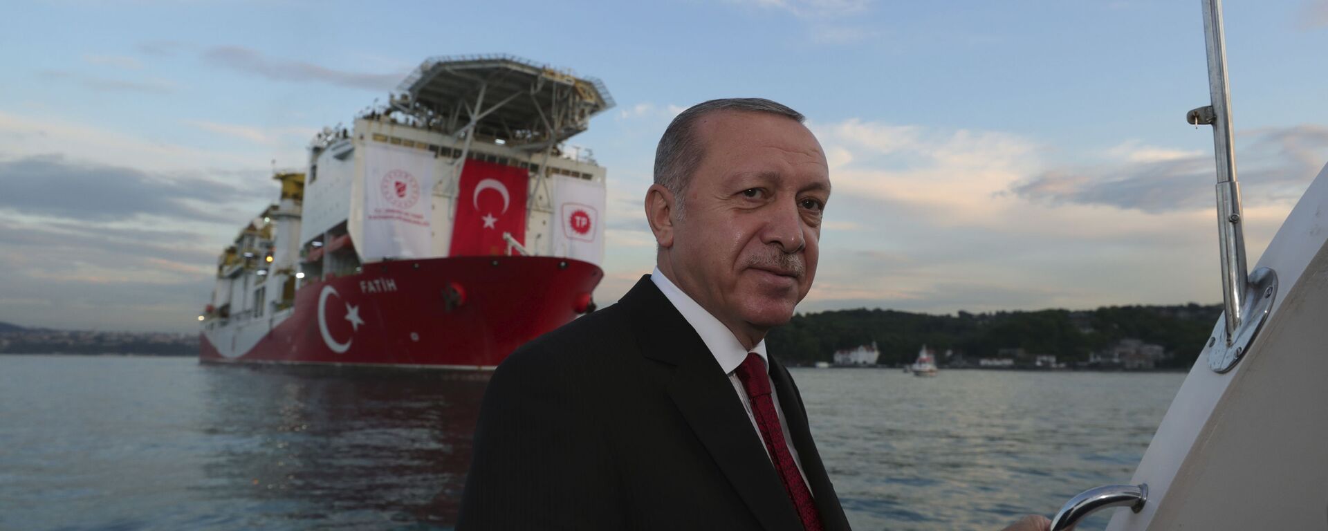 Президент Турции Реджеп Тайип Эрдоган на фоне турецкого корабля «Фатих» (29 мая 2020). Стамбул  - Sputnik Армения, 1920, 28.10.2021