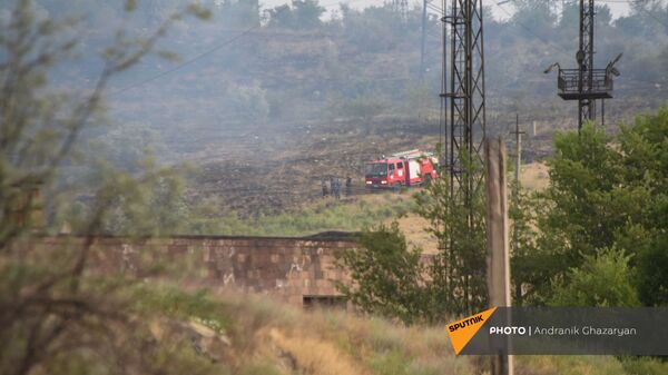 Сотрудники пожарной службы МЧС Армени тушат пожар на территории Ереванской ТЕЦ (26 июня 2021). Еревaн - Sputnik Արմենիա