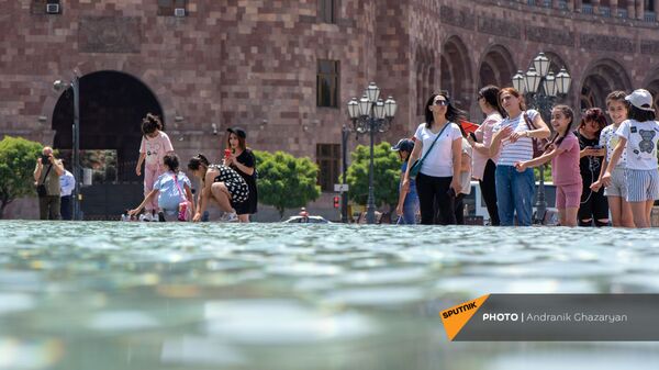 Люди у фонтана на площади Республики в Ереване - Sputnik Армения