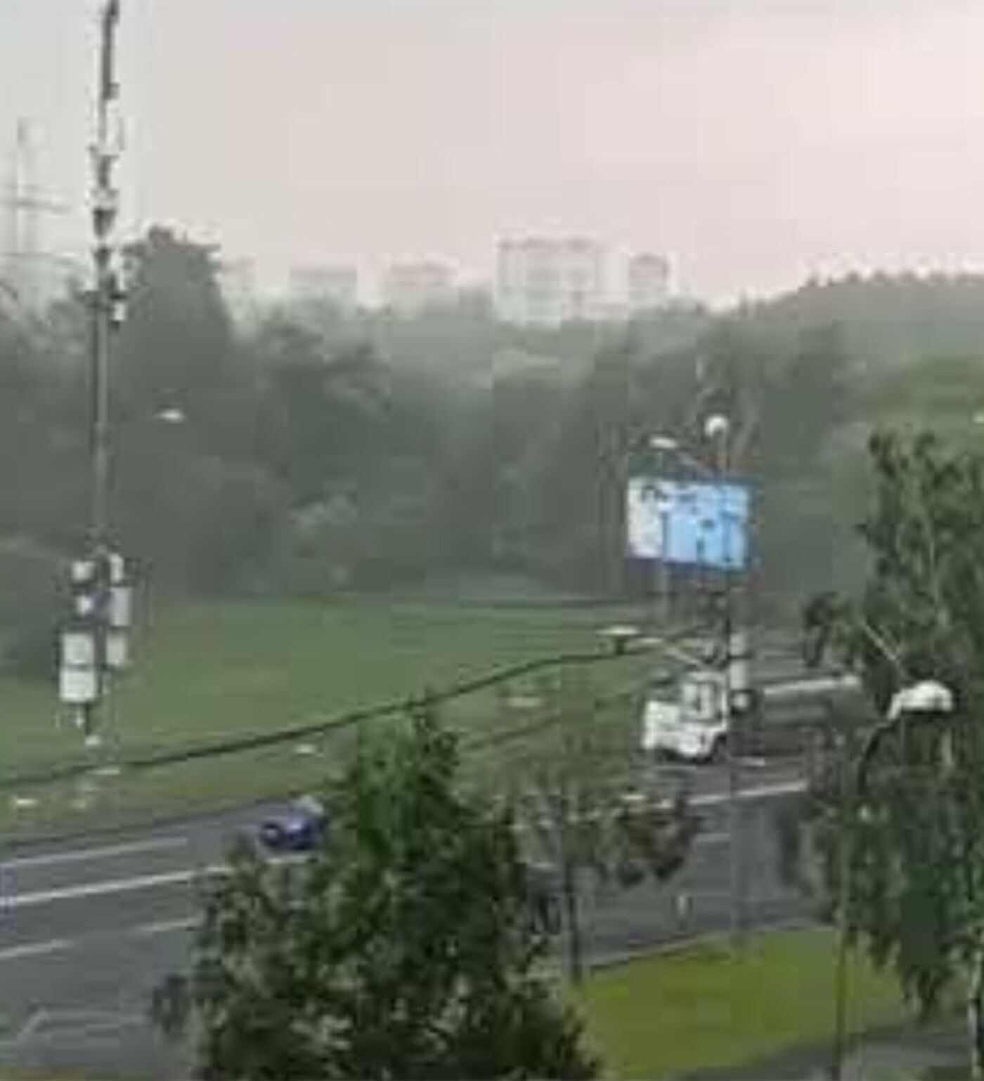 В Москве сильный ветер сдул утеплитель со стройки. Эпическое видео -  28.06.2021, Sputnik Армения