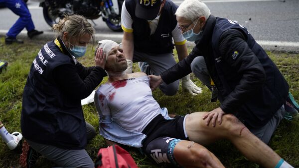 Сирил Лемуан получает медицинскую помощь после аварии на первом этапе велогонки Тур де Франс - Sputnik Армения