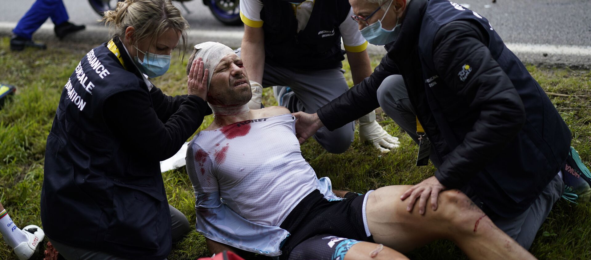 Сирил Лемуан получает медицинскую помощь после аварии на первом этапе велогонки Тур де Франс - Sputnik Արմենիա, 1920, 28.06.2021