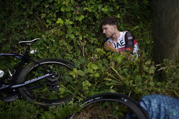 Швейцарец Марк Хирски лежит на обочине дороги после аварии на первом этапе велогонки Тур де Франс - Sputnik Армения