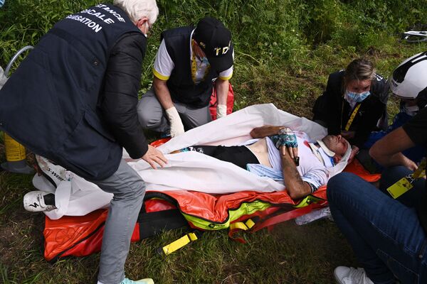 Гонщик KTM Сирил Лемуан из Франции получает медицинскую помощь - Sputnik Армения