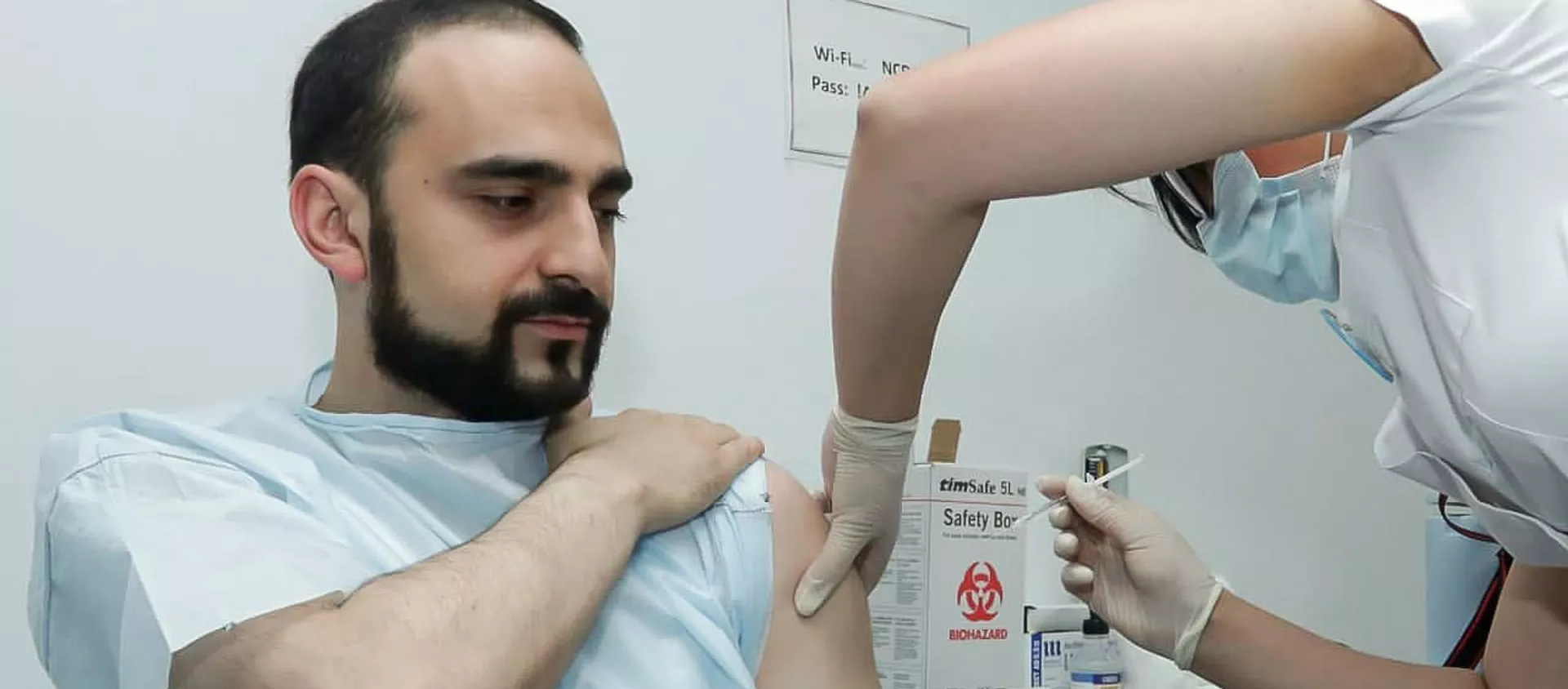 И.о. вице-премьера Тигран Авинян принимает вторую прививку вакцины AstraZeneca от коронавируса - Sputnik Армения, 1920, 28.06.2021
