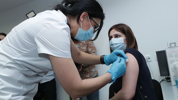 И.о. министра здравоохранения Анаит Аванесян принимает вторую прививку вакцины от коронавируса - Sputnik Արմենիա