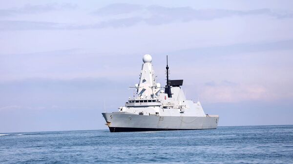 Военный корабль Королевского флота Великобритании HMS Defender приближается к черноморскому порту Батуми (26 июня 2021). Грузия - Sputnik Армения