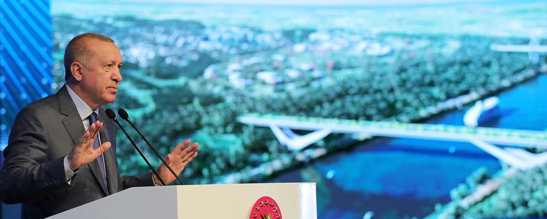 Президент Турции Реджеп Тайип Эрдоган выступает на церемонии закладки фундамента моста Сазлидере над запланированным маршрутом канала Стамбул (26 июня 2021). Турция - Sputnik Արմենիա, 1920, 02.07.2021