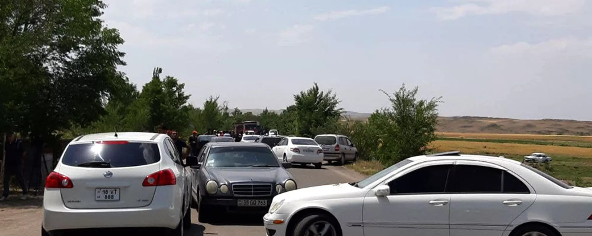Жители нескольких сел Ширакской области заблокировали участок села Бенджамин дороги Ереван-Гюмри (29 июня 2021).  - Sputnik Армения, 1920, 05.07.2021