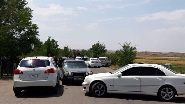 Жители нескольких сел Ширакской области заблокировали участок села Бенджамин дороги Ереван-Гюмри (29 июня 2021).  - Sputnik Արմենիա