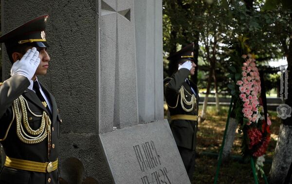«Եռաբլուր» զինվորական պանթեոնում, հարգանքի տուրք է մատուցվել Անհայտ կորածների հիշատակի օրվա կապակցությամբ - Sputnik Արմենիա