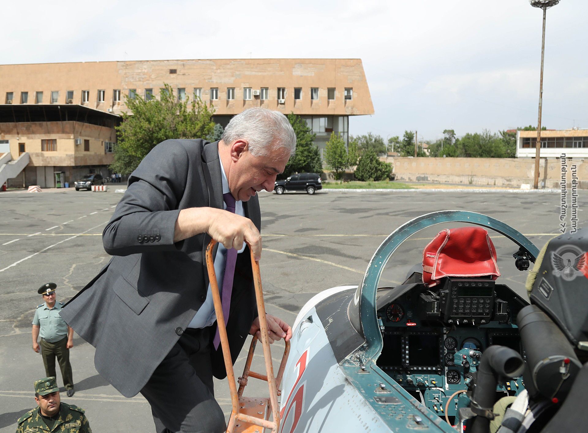 Глава Минобороны Армении посетил авиабазу Эребуни и изучил возможности военных самолетов - Sputnik Армения, 1920, 29.06.2021