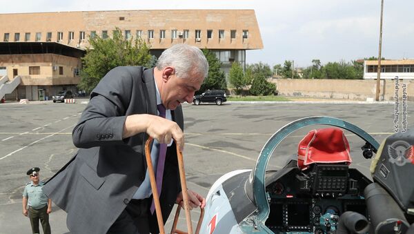 И.о. министра обороны Вагаршак Арутюнян посетил аэропорт Эребуни (29 июня 2021). Еревaн - Sputnik Արմենիա