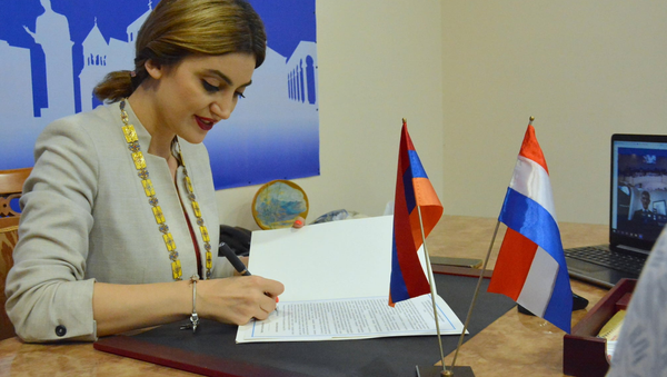 Мэр Эчмиадзина Диана Гаспарян во время подписания меморандума между Эчмиадзином и Алмело (29 июня 2021).  Эчмиадзин - Sputnik Արմենիա