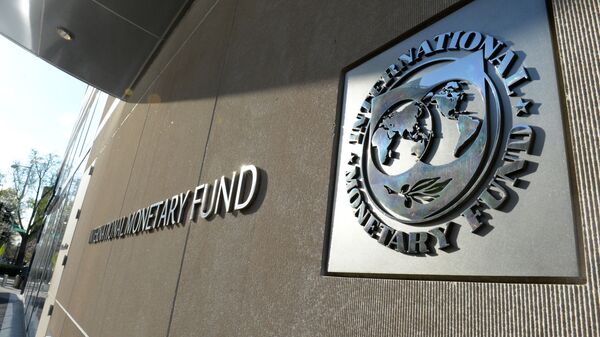 Табличка с логотипом Международного валютного фонда на стене здания МВФ. - Sputnik Армения