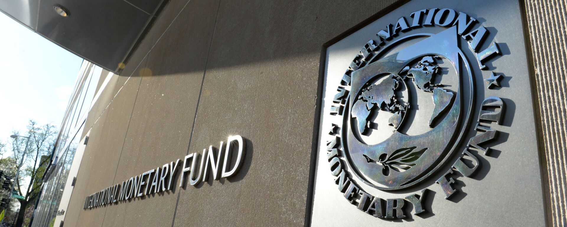 Табличка с логотипом Международного валютного фонда на стене здания МВФ. - Sputnik Արմենիա, 1920, 31.08.2021