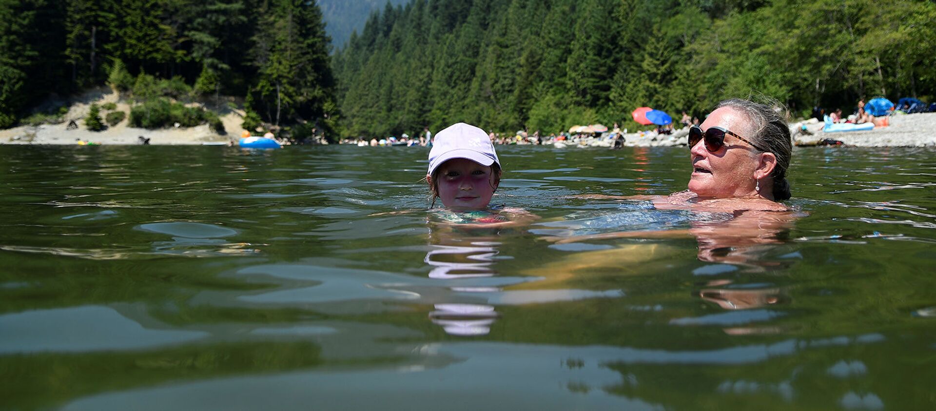 Люди плавают на озере Алуэтт в период палящей жары в Мэйпл-Ридж (28 июня 2021). Канада - Sputnik Արմենիա, 1920, 30.06.2021