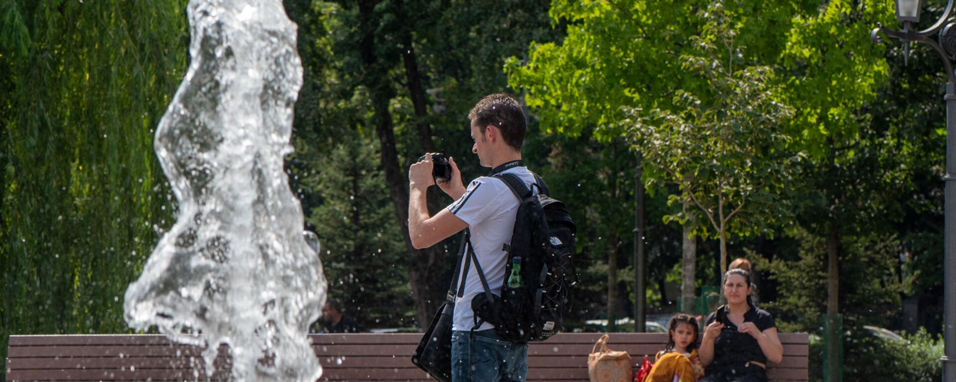 Молодой человек фотографирует фонтаны в парке 2800-летия Еревана - Sputnik Армения, 1920, 02.07.2021