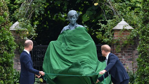 Принц Уильям, герцог Кембриджский и принц Гарри, герцог Сассекский, открывают статую своей матери, принцессы Дианы в Затонувшем саду в Кенсингтонском дворце (1 июля 2021). Лондон - Sputnik Армения