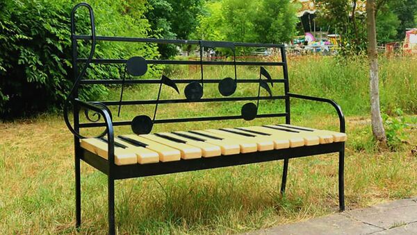 Новые стильные скамейки в Горисе - Sputnik Արմենիա