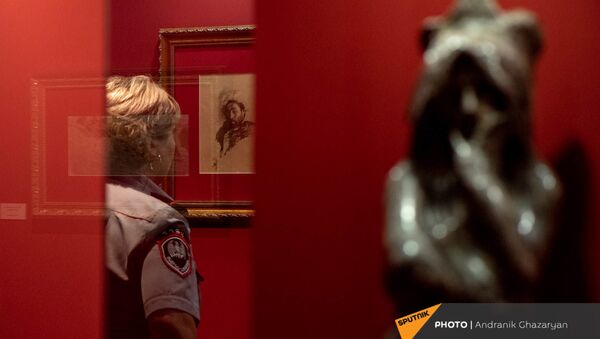 Посетительница на выставке работ М.Врубеля в Музее Русского искусства (1 июля 2021). Еревaн - Sputnik Армения