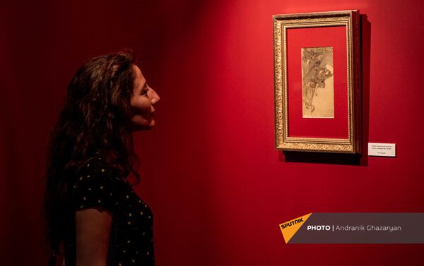 Посетительница на выставке работ М.Врубеля в Музее Русского искусства (1 июля 2021). Еревaн - Sputnik Армения
