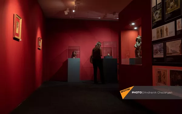 Посетительница на выставке работ М.Врубеля в Музее Русского искусства (1 июля 2021). Еревaн Посетительница на выставке работ М.Врубеля в Музее Русского искусства (1 июля 2021). Еревaн - Sputnik Армения