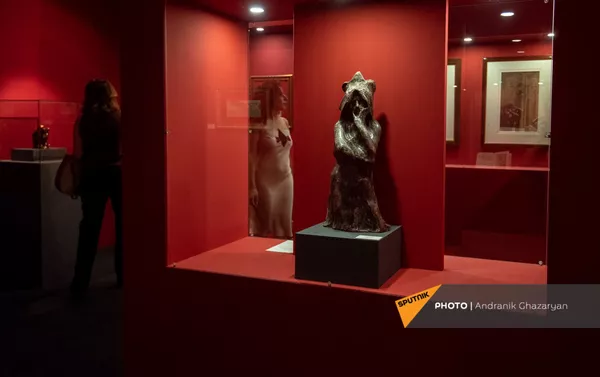 Посетительница на выставке работ М.Врубеля в Музее Русского искусства (1 июля 2021). Еревaн Посетительница на выставке работ М.Врубеля в Музее Русского искусства (1 июля 2021). Еревaн - Sputnik Армения