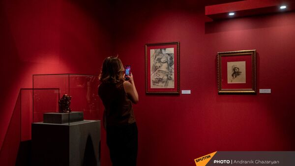 Посетительница на выставке работ М.Врубеля в Музее Русского искусства (1 июля 2021). Еревaн - Sputnik Արմենիա