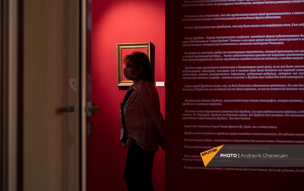 Сотрудница Музея Русского искусства на выставке работ М.Врубеля (1 июля 2021). Еревaн - Sputnik Армения