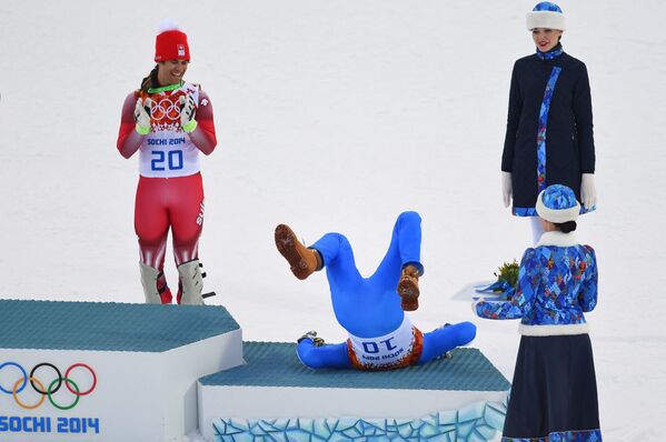 Итальянский горнолыжник Кристоф Иннерхофер упал во время церемонии награждения победителей соревнований на горнолыжном курорте Роза Хутор во время Зимних Олимпийских игр в Сочи, 2014 год - Sputnik Армения