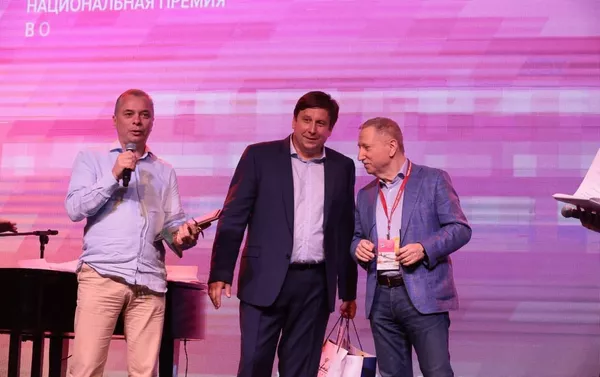 Руководитель Информационного агентства и радио Sputnik Армения Дмитрий Писаренко (слева) на церемонии награждения премии Медиа-Менеджер России (1 июля 2021). Москва Руководитель Информационного агентства и радио Sputnik Армения Дмитрий Писаренко (слева) на церемонии награждения премии Медиа-Менеджер России (1 июля 2021). Москва - Sputnik Армения