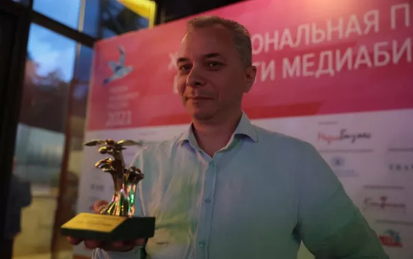 Руководитель Информационного агентства и радио Sputnik Армения Дмитрий Писаренко с наградой на церемонии награждения премии Медиа-Менеджер России (1 июля 2021). Москва Руководитель Информационного агентства и радио Sputnik Армения Дмитрий Писаренко с наградой на церемонии награждения премии Медиа-Менеджер России (1 июля 2021). Москва - Sputnik Армения