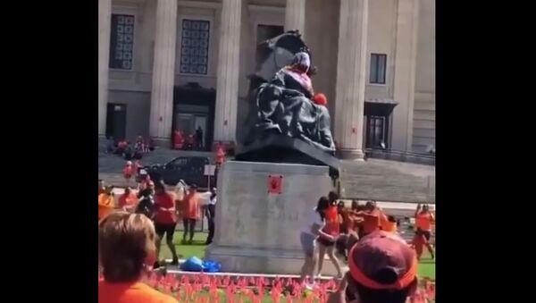 Статую королевы Виктории сбрасывают во время акции протеста - Sputnik Армения