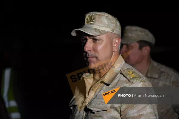 Рустам Мурадов c группой вернувшихся армянских военнопленных в аэропорту Эребуни (3 июля 2021). Ереван - Sputnik Армения