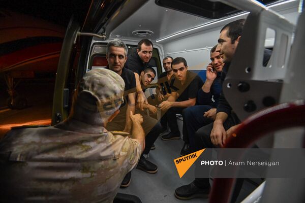 Рустам Мурадов c группой вернувшихся армянских военнопленных в аэропорту Эребуни (3 июля 2021). Ереван - Sputnik Армения
