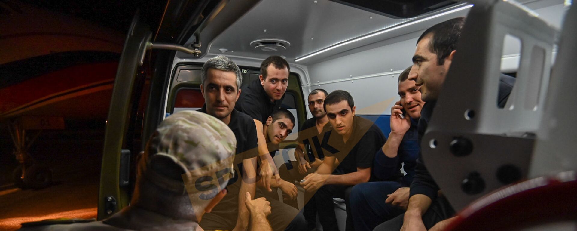 Рустам Мурадов c группой вернувшихся армянских военнопленных в аэропорту Эребуни (3 июля 2021). Ереван - Sputnik Արմենիա, 1920, 05.07.2021
