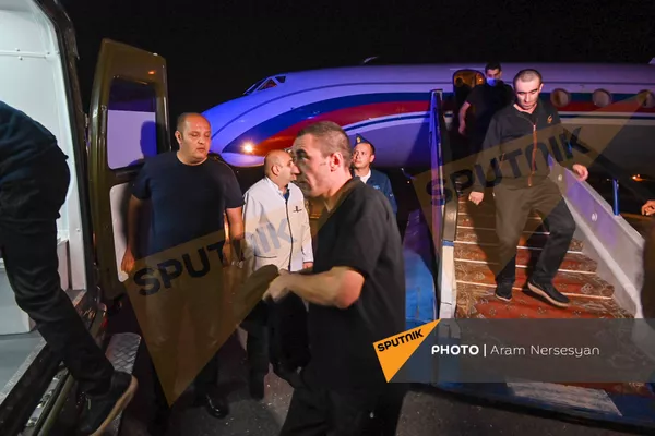 Встреча группы армянских военнопленных в аэропорту Эребуни (3 июля 2021). Ереван - Sputnik Армения