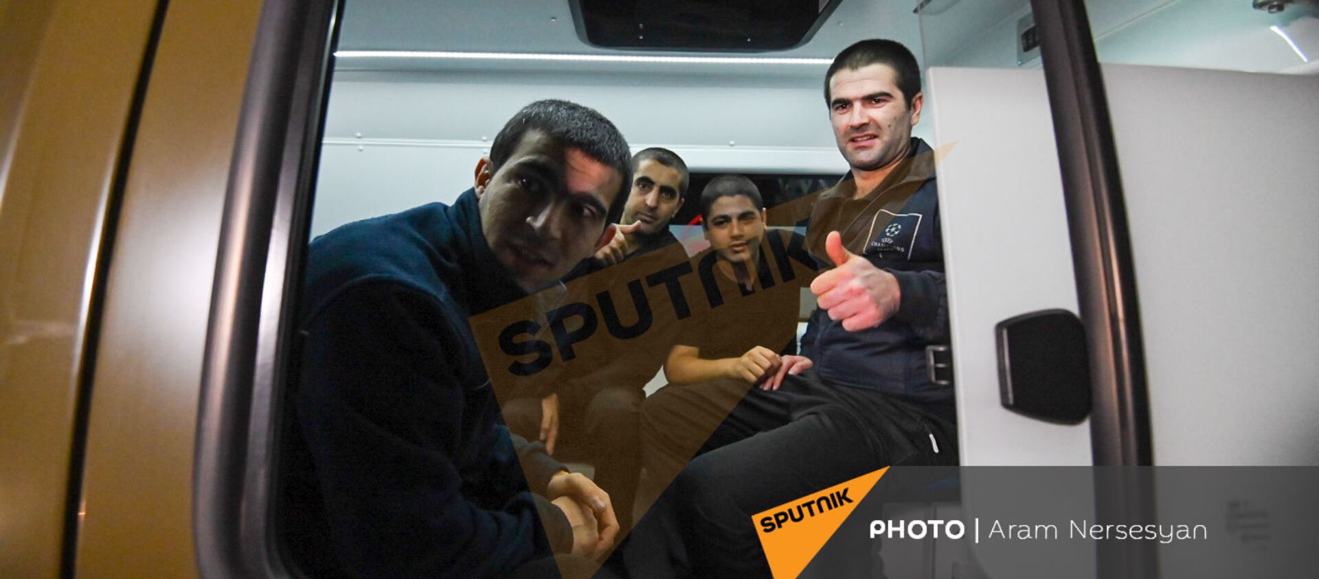 Встреча группы армянских военнопленных в аэропорту Эребуни (3 июля 2021). Ереван - Sputnik Армения, 1920, 04.07.2021