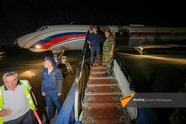 Встреча группы армянских военнопленных в аэропорту Эребуни (3 июля 2021). Ереван - Sputnik Армения