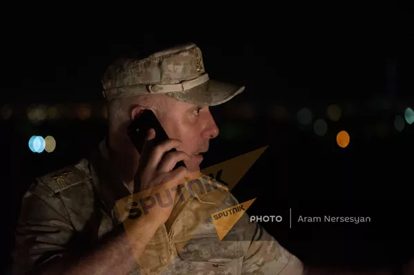 Рустам Мурадов c группой вернувшихся армянских военнопленных в аэропорту Эребуни (3 июля 2021). Ереван - Sputnik Армения