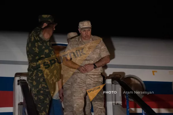 Рустам Мурадов c группой вернувшихся армянских военнопленных в аэропорту Эребуни (3 июля 2021). Ереван - Sputnik Армения